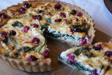 Christmas Quiche Vegetarian, Christmas Quiche Recipes, Pine Recipes, Quiche Veggie, Quiche Feta, Christmas Quiche, Quiche Spinach, Egg Quiche Recipes, Recipes Cheese