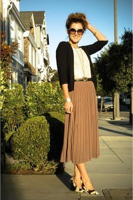 pleated skirt. Brown Pleated Skirt, Pleated Skirt Outfit, Long Skirt Outfits, Rock Outfit, Looks Street Style, A Skirt, Skirt Outfit, Looks Chic, Fall Street Style