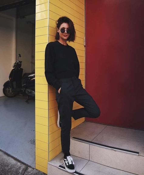 BCN Street Style on Instagram: “Happy Valentine’s day ! 😘 📸 @pepamack” Tomboy Stil, Minimalist Moda, Chique Outfit, Shirt Refashion, Tomboy Outfits, Skateboarder, Black Sweatpants, Looks Black, Sweatshirt Outfit