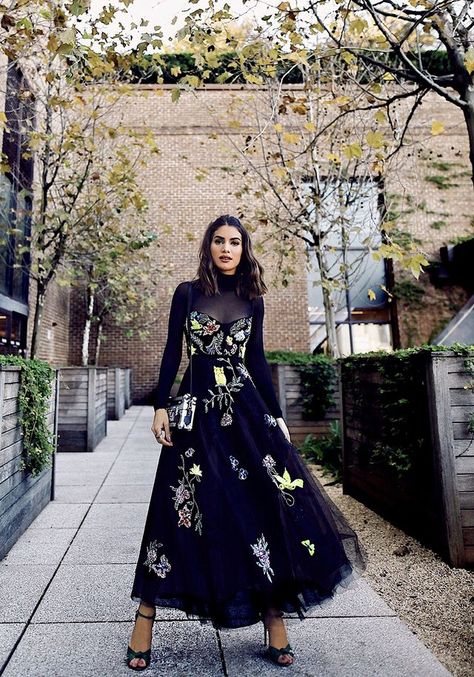 SPFW Look: Vestido Preto e Bordados Black Dress With Embroidery, Pretty Dresses For Women, Outfit For Dinner, Dress With Embroidery, Classy Prom Dresses, My Schedule, Moda Chic, Gala Dresses, Looks Chic