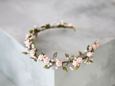 Absolutely gorgeous flower headband. The flowers in lovely tones of blush and green. Thanks to the use of paper flowers, the headband is durable and lightweight. Absolutely beautiful and very realistic. Head circumference: one size fits all (adjustable) / fits adults and older children We offer customized accessories, matching the floral crown. Here you can buy a matching floral boutonniere: https://www.etsy.com/listing/672949700/customized-flower-boutonniere You can also buy a fitted flower comb: https://www.etsy.com/listing/696659747/customized-flower-comb or a matching floral bracelet: https://www.etsy.com/listing/686638755/customized-flower-bracelet Thank you for visiting our store! Elvish Crown, Dainty Flower Crown, Customized Accessories, Floral Boutonniere, Elven Tiara, Accessories Matching, Pink Flower Headband, Baby Flower Crown, Bridal Floral Headpiece