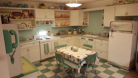 Readers and Their Kitchens Archives - Vintage Style Kitchen, Verde Vintage, Vintage Stoves, Vintage Appliances, Grandmas Kitchen, Retro Renovation, Farmhouse Kitchen Cabinets, Deco Retro, Mid Century Kitchen