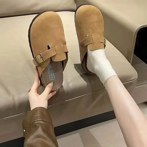 2024 Spring Women's Closed Toe Slippers Suede Leather Clogs Sandals For Women Retro Fashion Garden Birkenstock Heels, Suede Flats Shoes, Punk Shoes, Toe Slippers, Retro Fashion Women, Platform Slippers, Buckle Shoes, Style Punk, Leather Clogs