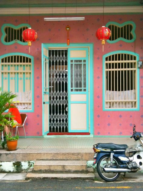 Georgetown, Penang Baba Nyonya, Town Architecture, Malaysia Travel Guide, Georgetown Penang, Chinese House, Art Galleries Design, Classic House Exterior, Penang Malaysia, Malaysia Travel