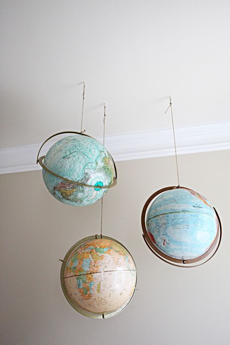 Hanging globes! I love this in 50 different ways. Oh the irony of pinning a photo from a follow-up post of a pinterest challenge. Eccentric Decor, Map Crafts, Hemma Diy, Regal Design, World Globes, Globe Decor, Map Globe, Map Decor, Diy Vintage