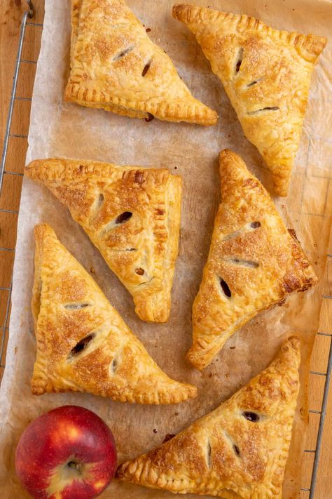 Apple Pie Turnovers Puff Pastries, Puff Pastry Fall Dessert, Fall Puff Pastry Recipes, Apple Puff Pastry Recipes, Vegan Apple Turnovers, Apple Pie Puff Pastry, Fall Pastry, Fall Pastries, Puff Pastry Apple Turnovers