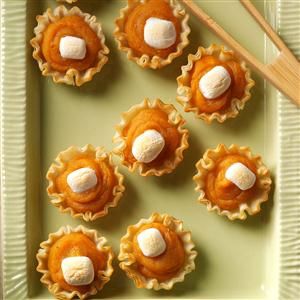 Sweet Potato Tartlets Recipe from Taste of Home Sweet Potato Tartlets, Vegetarian Finger Food, Cocktail Party Appetizers, Phyllo Dough Recipes, Sweet Potato Sides, Tartlets Recipe, Phyllo Cups, Fall Appetizers, Cheesy Bread