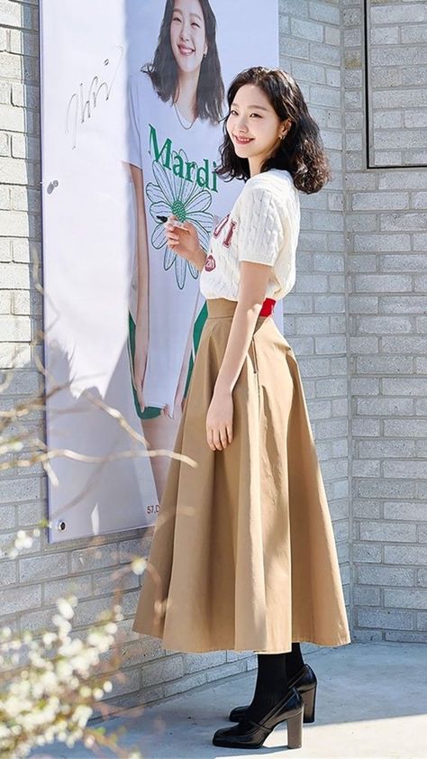 Kim Go Eun Hair, Long Skirt Outfits Korean, Kim Go Eun Style, Skirt Outfits Korean, Butterfly Haircut, Skirt Ideas, Lawyer Outfit, Outfit Korean, Long Skirt Outfits