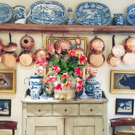 Fabulous kitchen with blue and white transferware platters, Chinoiserie and fabulous copper pots by Jonathan Gargiulo Kitchen Vignettes, Blue And White Chinoiserie, Blue White Decor, Mobil Home, Plate Decor, French Cottage, Blue And White China, Blue Willow, Blue China