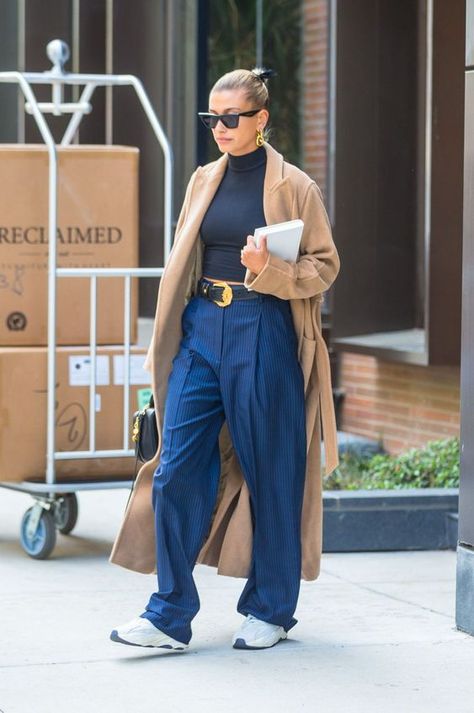 Black Crop Turtleneck, Bleached Denim Jacket, Crop Turtleneck, Sweat Gris, Trench Beige, Hailey Baldwin Style, Tan Coat, Joggers Outfit, Relaxed Outfit