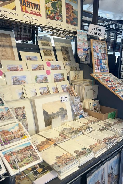 Italian postcards and arts are high class souvenirs Italy Souvenirs Aesthetic, Milan Souvenirs, European Souvenirs, Europe Souvenirs, Rome Souvenirs, Souvenir Aesthetic, Europe Postcard, Things Reference, Italy Souvenirs