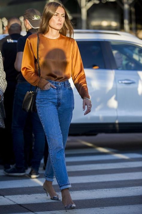 Or sticking to your faithful boyfriend pair? Tumblr Clothes, Moda Denim, Style Casual Chic, Woman Walking, 여름 스타일, Looks Street Style, Stil Inspiration, Denim Trends, Orange Is The New Black