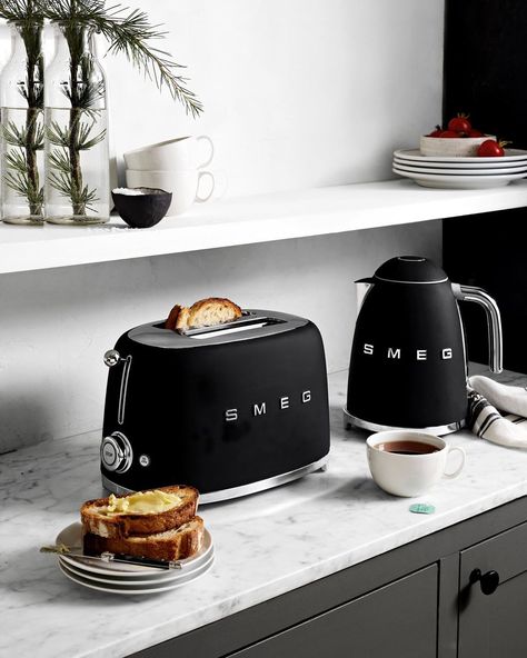 Williams Sonoma on Instagram: “Sunday brunch chic. 🖤 Designed in Italy with a 50s retro look, @smegusa's iconic countertop essentials are available in a NEW Matte Black…” Toaster Kettle Set, Smeg Kitchen Ideas Inspiration, Smeg Kitchen Ideas, Smeg Kettle, Black Kitchen Accessories, Black Toaster, Smeg Toaster, Black Lifestyle, Smeg Kitchen