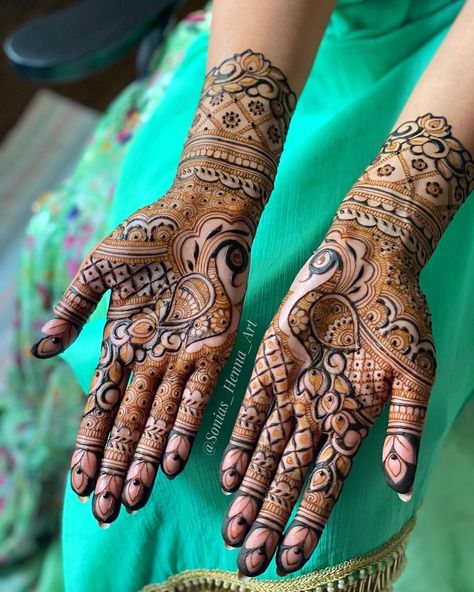 Sonia S Randhawa |📍TORONTO🇨🇦 (@sonias_henna_art) posted on Instagram: “Happy Friday 💕 @sonias_Henna_Art . @sonias_henna_art . . . . . . . . . #peacock #peacockhenna #henna #mehndi #sangeet #weddingHenna…” • Sep 4, 2020 at 12:35pm UTC Mehndi Designs Animals, Peacock Mehendi Bridal, Light Henna Designs, Peacock Henna Designs, Small Mehendi, Henna Peacock, Peacock Henna, Minimal Mehndi, Peacock Mehndi