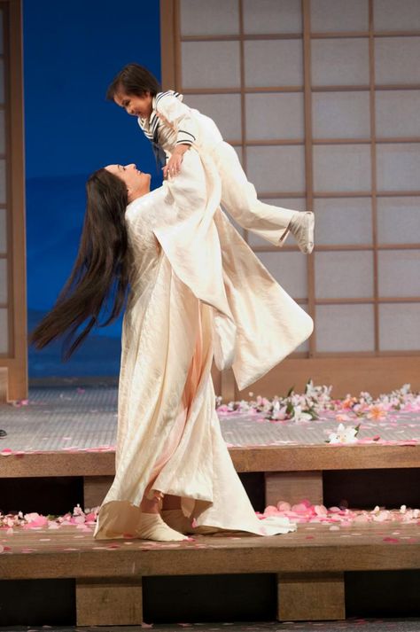 Patricia Racette as Cio-Cio San and Gabriella Mercado as her son in Seattle Opera's "Madama Butterfly." Madama Butterfly Opera, Madame Butterfly Opera, References Poses, Madam Butterfly, Story About Love, Madama Butterfly, Beach Photo Inspiration, Opera Music, Madame Butterfly