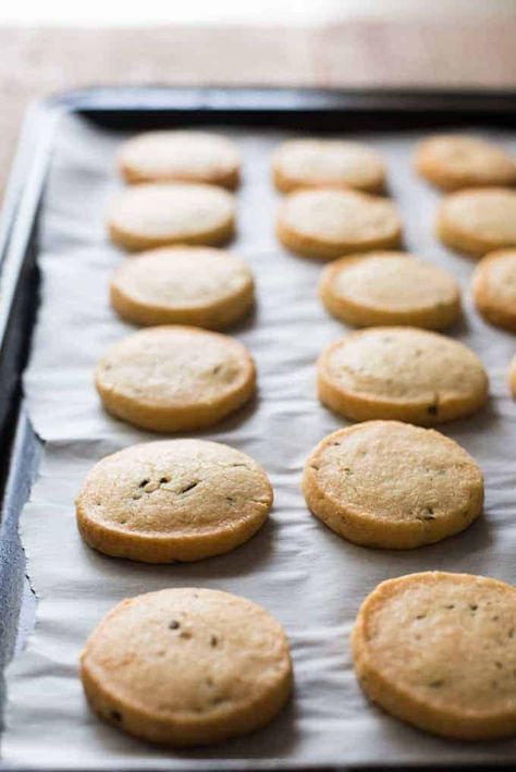 Parmesan Shortbread Biscuit - Butter, flour and parmesan (rosemary optional) is all you need to make these perfectly buttery, crumbly shortbread biscuits. Biscuit Butter, Cheese Shortbread, Parmesan Shortbread, Savory Crackers, Savory Cookies, Savoury Crackers, Shortbread Biscuits, Savoury Biscuits, Homemade Crackers