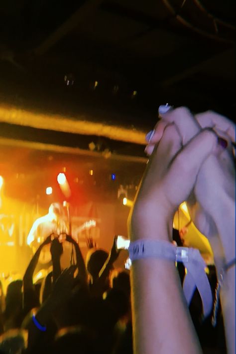 Couple At A Concert Aesthetic, Concert With Boyfriend Pictures, Couple Concert Pictures Aesthetic, Concert Picture Ideas Couple, Concert Photo Ideas Couple, Couple Concert Aesthetic, Couples Concert Pictures, Concert Date Aesthetic, Couple At Concert