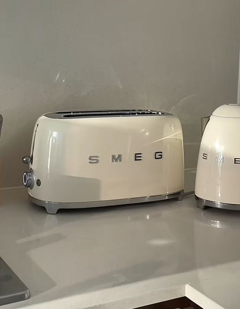 I'm so happy with my new toaster! It is absolutly stunning and I get a lot of compliments about it! Click on my link to get one aswell!!✨🍞#smeg #toaster #smegtoaster Smeg Toaster Cream, Smog Toaster, Toaster Aesthetic, Smeg Kettle And Toaster, Cream Kitchen Inspiration, Smeg Cream, Smeg Kitchen Appliances, White Toaster, Smeg Kettle