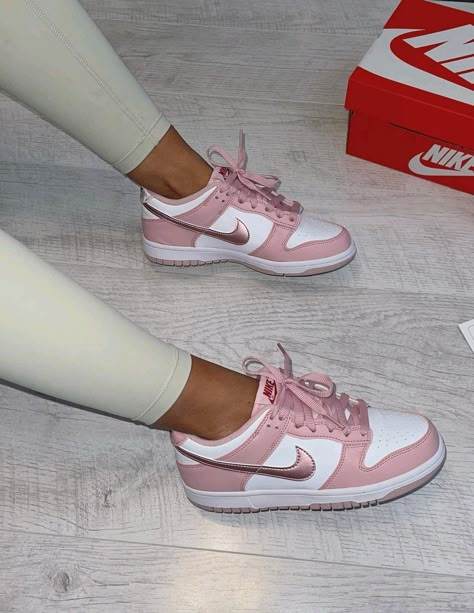 Jordan Rosa, Nike Rosa, Nike Shoes Women Fashion, Pink Nike Shoes, Pretty Sneakers, Nike Shoes Air Force, Nike Shoes Girls, Trendy Shoes Sneakers, Pretty Shoes Sneakers