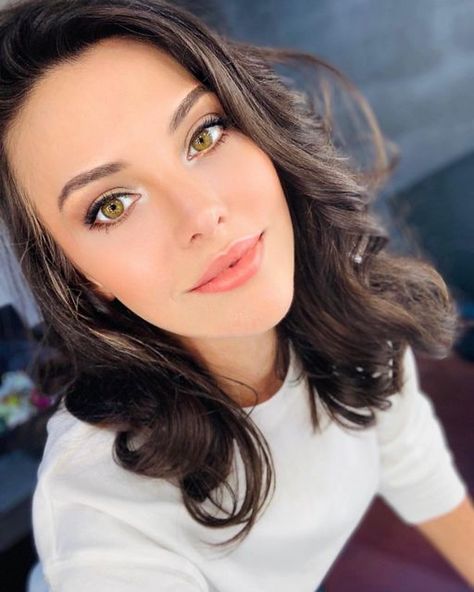 Tuvana Turkay, Bangs With Medium Hair, Turkish Women Beautiful, Turkish Women, Turkish Actress, Gorgeous Eyes, Turkish Beauty, Blonde Beauty, Young And Beautiful