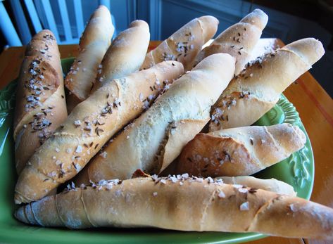 Salzstangerl are my personal favourite Austrian bread rolls. Making Salzstangerl at home is easier than you might think. Give it a try! Salt Sticks Recipe, Austrian Bread, Austrian Dishes, Jewish Bread, Austrian Food, Witch's Kitchen, German Bread, Austrian Recipes, Yeast Breads