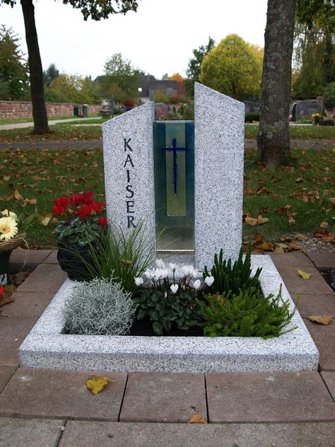 Urnengrab modern Tombstone Diy, Small Garden Design Ideas, Cemetery Monuments, Garden Retreat, Aesthetic Garden, Cemetery Art, Garden Aesthetic, Garden Design Ideas, Memorial Garden