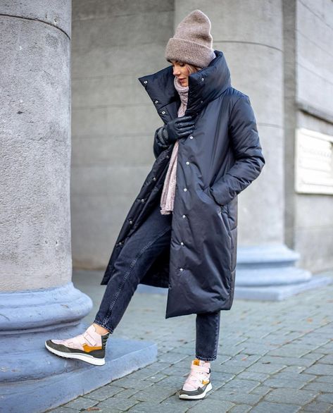 Puffy Jacket Outfit Street Style, Long Parka Outfit, Puffy Jacket Outfit, Venice Style, Parka Outfit, Winter Jacket Outfits, Winter Vacations, Puffer Jacket Outfit, Patchwork Sleeve