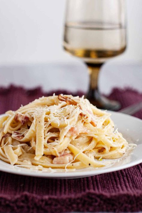 Bacon and brie combine to make an easy pasta sauce for this easy fettuccine dinner. This Bacon and Brie Fettuccine is filled with flavor! Brie Pasta, Bacon And Brie, Recipes Using Bacon, Pasta Recipes For Kids, Taste And Tell, Easy Pasta Sauce, Best Pasta Recipes, Leftover Ham, Tasty Pasta