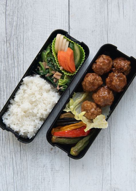 Meatball Bento is a popular bento box, perhaps because it looks somewhat cute with the small meatballs inside the bento box. Small Meatballs, Rice Bento, Japanese Home Cooking, Pickled Red Cabbage, Wok Recipes, Bunny Chow, Japanese Food Bento, Pork Meatballs, Colorful Dishes