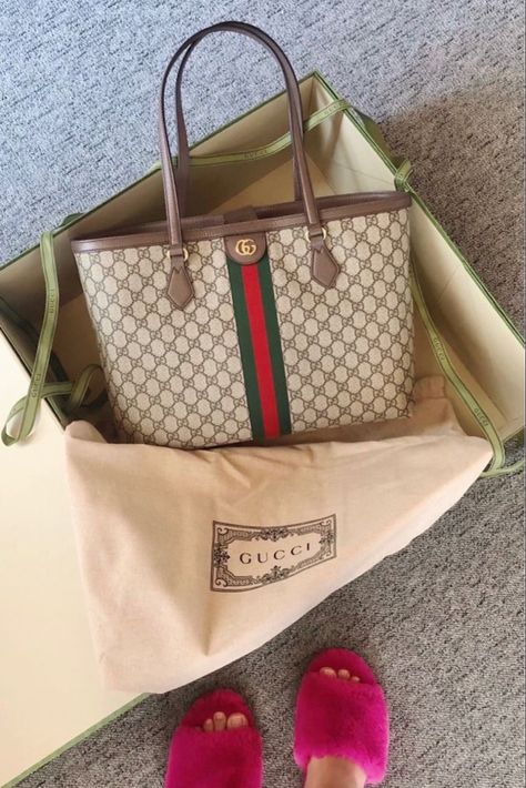 Gucci Bag 2022, Gucci Tote Bag Outfit, Gucci Ophidia Bag Outfit, Gucci Ophidia Tote, Gucci 2022, Gucci Ophidia Bag, Minimalist Bags, Tote Bag Outfit, Shoulder Bag Outfit