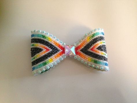 Beaded Hair Bows Native American, Haida Tattoo, Indigenous Clothing, Indigenous Style, Baby Dumbo, For My Bestie, Native American Beadwork Patterns, Grid Patterns, Beaded Bow