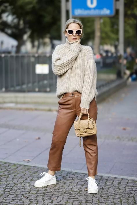 Cropped Leather Pants Outfit, Leather Pants Outfit Night Party, Brown Leather Pants Outfit, Brown Leather Trousers, Leather Pants Outfit Night, Leather Jogging Pants, Leather Pants Outfits, Brown Leather Pants, Outfit Vaquero