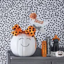 Porta Halloween, Ghost Project, Pumpkin Painting Party, Spirit Magic, Pumpkin Decorating Contest, Halloween Pumpkins Painted, Orange Bows, Creative Pumpkins, Ghost Pumpkin