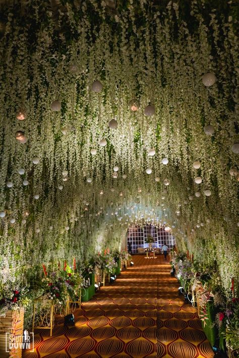 Wedding Reception Stage Decorations Backdrops, Reception Backdrop Ideas, Shadi Decor, Walkway Decor, Wedding Walkway, Outdoor Wedding Backdrops, Reception Stage Decor, Night Wedding Decor, Decor Backdrop