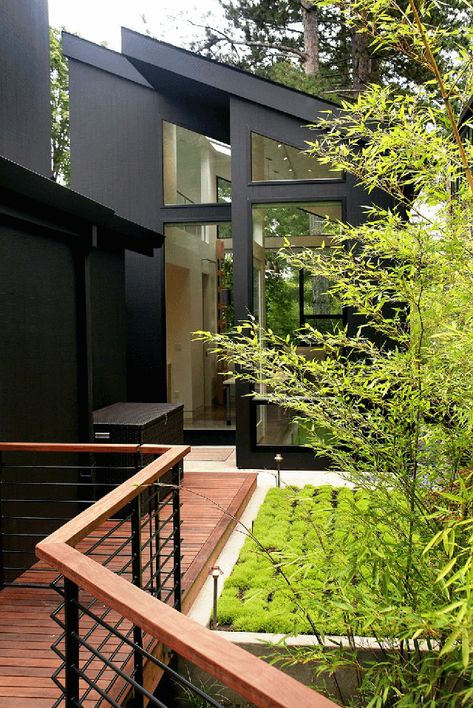 Sarah Sherman Samuel:Black is the new Black | Sarah Sherman Samuel La Houses Exterior, Home Designs Exterior, Black Houses, Bamboo House Design, Dark House, Contemporary Exterior, Bamboo House, Black House Exterior, Black Exterior