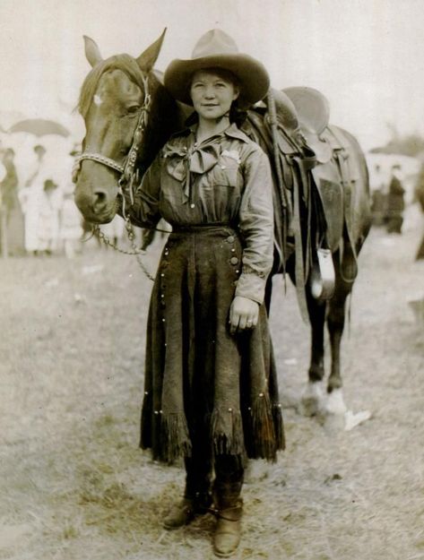 The All-American Cowgirl: A History in Pictures Western Pics, Cowgirl Pinup, American Pioneers, Outlaw Women, Real Cowgirl, Cowgirl Vintage, Old West Photos, Westward Expansion, Western Stuff