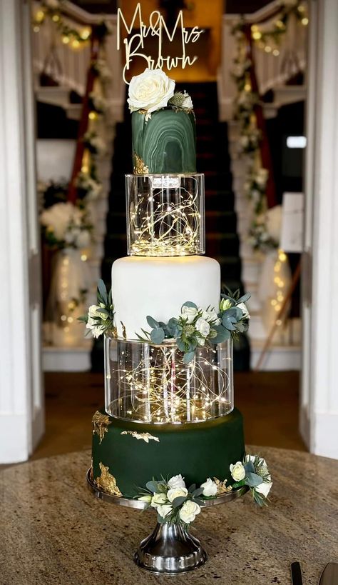 Cake With Fairy Lights, Wedding Cake Emerald Green, Emerald Green Wedding Theme, Dark Green Wedding, Quinceanera Themes Dresses, Tiered Cakes Birthday, Green Wedding Cake, Quinceanera Cakes, Wedding Cake Tops