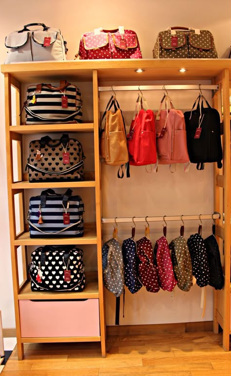 Bag Store Display, Display Rack Ideas, Kids Clothing Store Design, Purse Display, Store Shelves Design, Handbag Display, Craft Market Display, Clothing Store Design, Store Design Boutique