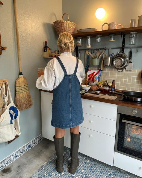 British Fashion Aesthetic, Scottish Summer Outfits, Vermont Aesthetic Outfit, Sezane Aesthetic, Jeans Overall Outfit, Salopette Outfit, Rainboots Outfit, Rain Boot Outfit, Hunter Boots Outfit