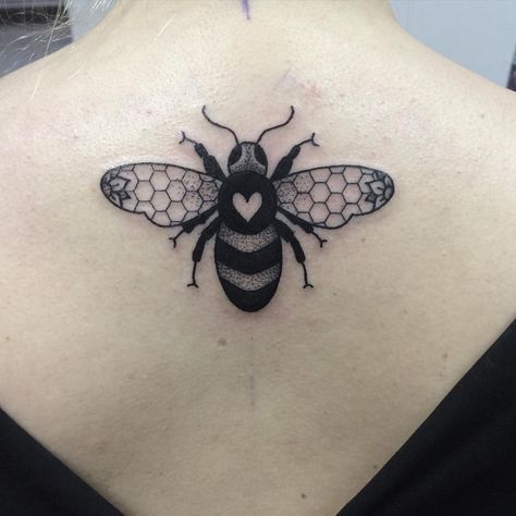 On Emma! Love it when you and Georgina come to see me 😘😘 Bee Tattoo On Back, Animal Back Tattoo, Queen Bee Tattoo Ideas, Cartoon Queen, Bee Tattoo Ideas, Back Tattoo Designs, Queen Bee Tattoo, Tattoo On Back, Stick N Poke