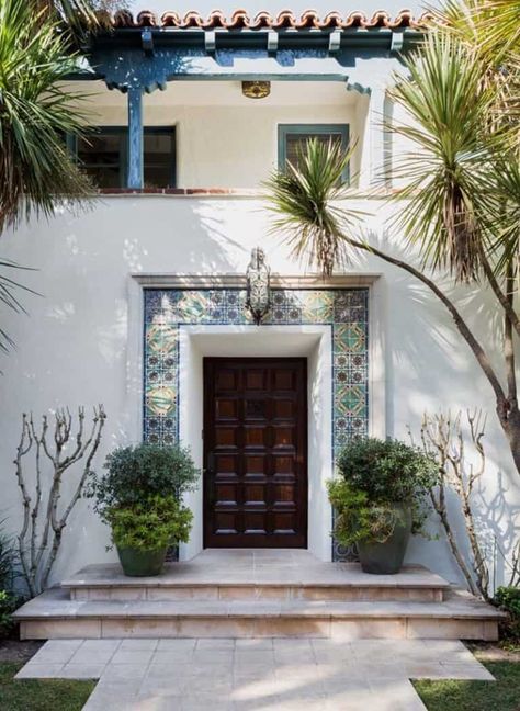 Mediterranean Entrance, Spanish Style Interiors, Style Hacienda, Spanish Revival Architecture, Spanish Exterior, House Renovation Projects, Decoration Beton, Spanish Modern, Spanish Villa