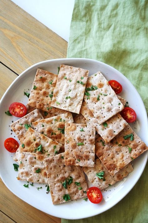 21 Mediterranean Diet Snack Recipes Mediterranean Diet Snack, Lavash Chips, Parsley Dip, Mediterranean Diet Snacks, Mediterranean Dip, Mediterranean Snacks, Dip Healthy, Chip Recipes, Hummus And Pita