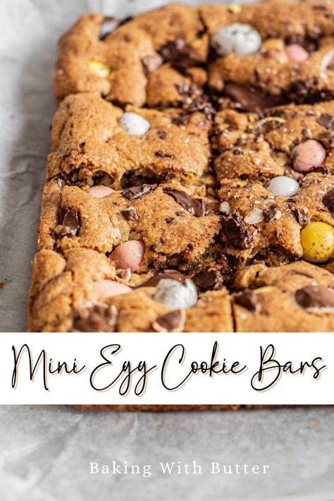 This mini egg cookie bar recipe is so easy and fast to make. It’s a no-chill cookie with a brown butter base. This gives it so much flavor and it has a deliciously chewy texture with chunks of dark chocolate and chopped mini easter eggs. Easter Cookie Bars, Easter Baking Recipes, Mini Eggs Cookies, Classic Cookies Recipes, No Egg Cookies, Mini Egg, Cookie Bar, Easter Baking, Bar Recipe