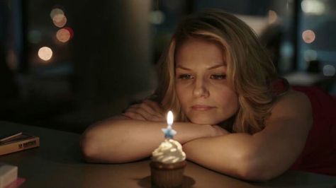 Red velvet cupcakes with blue star candle Allison Cameron, Welcome To Storybrooke, 28th Birthday, Best Kisses, Swan Queen, Video Blog, I Saw The Light, Star Candle, Jennifer Morrison