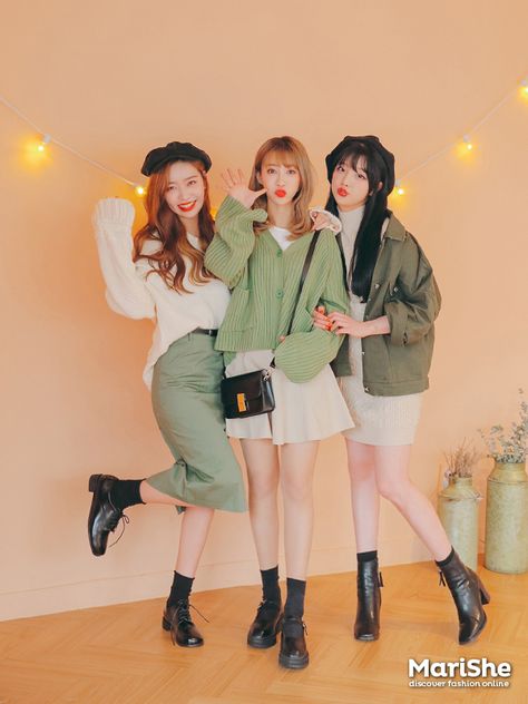 Korean Fashion Blog online style trend Mode Ulzzang, Korean Fashion Ideas, Three Girls, Korean Fashion Outfits, Traje Casual, Korean Fashion Trends, Ulzzang Fashion, Friend Outfits, Korea Fashion