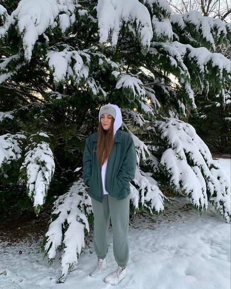 Outfit Ideas Sweatpants, Aesthetic Outfit Ideas, Street Style Winter, Green Aesthetic, Aesthetic Clothes, Winter Fashion, Winter Jackets, Street Style, Green