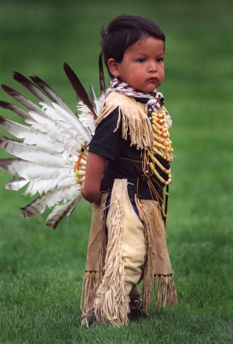 Young dancer in Montana. Native American Children, Native American Clothing, American Children, Native American Peoples, Native American History, Pow Wow, American Clothing, Native American Culture, صور مضحكة