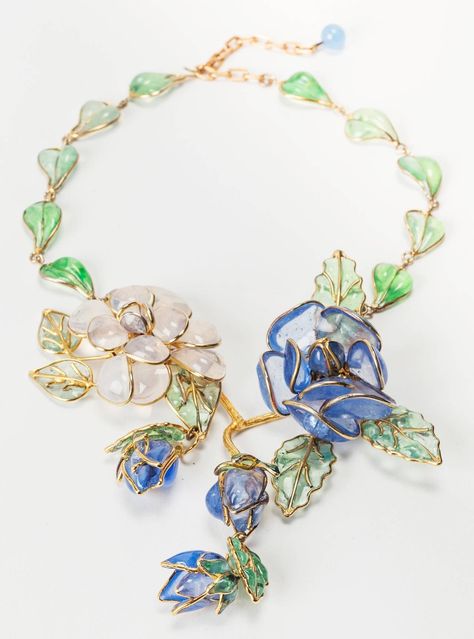 glass flower beads - Google Search Luxury Company, Necklace Chanel, Vintage Chanel Jewelry, House Of Chanel, Steampunk Accessories, Chanel Jewelry, Chanel Vintage, Enamel Flower, Vintage Jewels