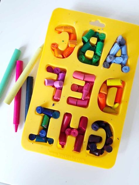 How To Make DIY Name Crayons & Other Personalized Loot Bag Ideas Loot Bag Ideas, Personalized Crayons, Crayon Ideas, Crayon Letters, Homemade Crayons, Alphabet Crayons, Crayon Molds, Name Crayons, Crayon Letter