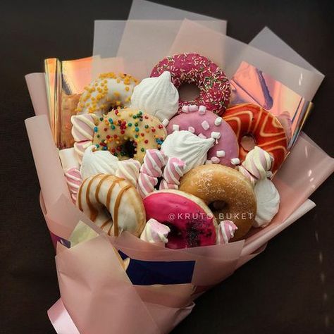 Donut Flower Bouquet, Donut Decorating Ideas, Food Bouquet, Donut Gifts, Chocolate Bouquet Diy, Edible Bouquets, Dessert Gifts, Gift Wrapping Inspiration, Edible Arrangements